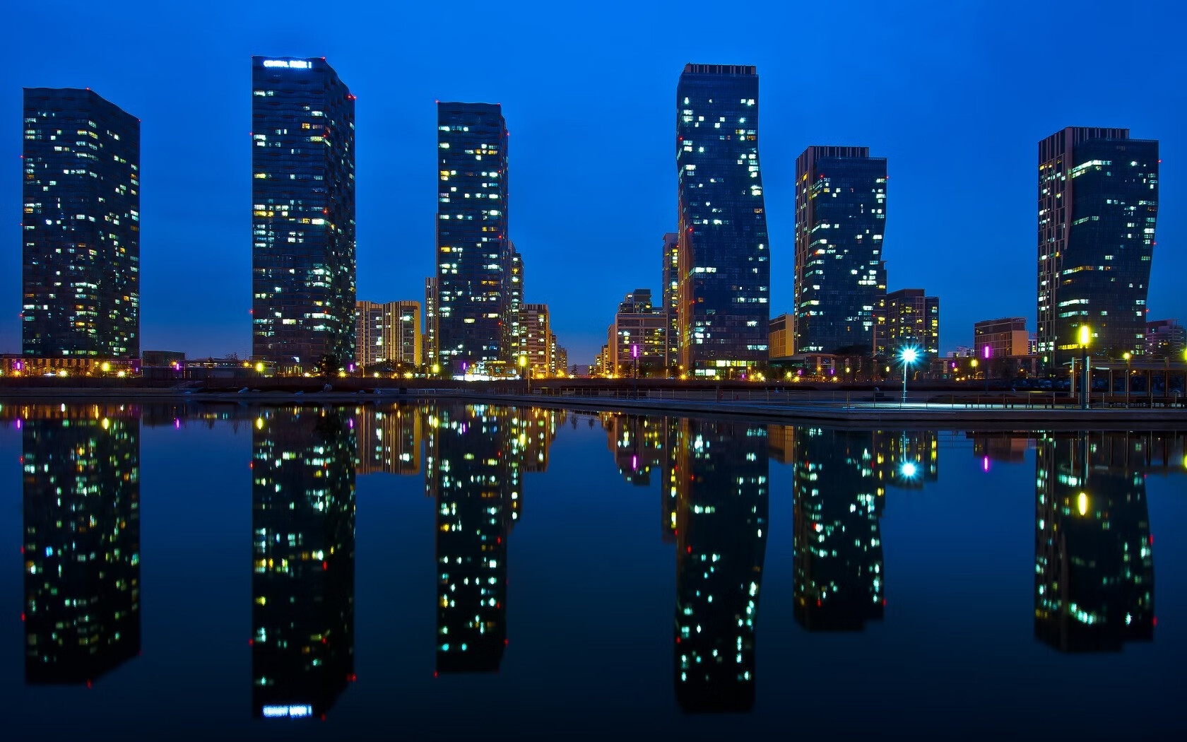 《电竞国王争夺战：年度总决赛唯一的冠军归属》，电竞王国书包网