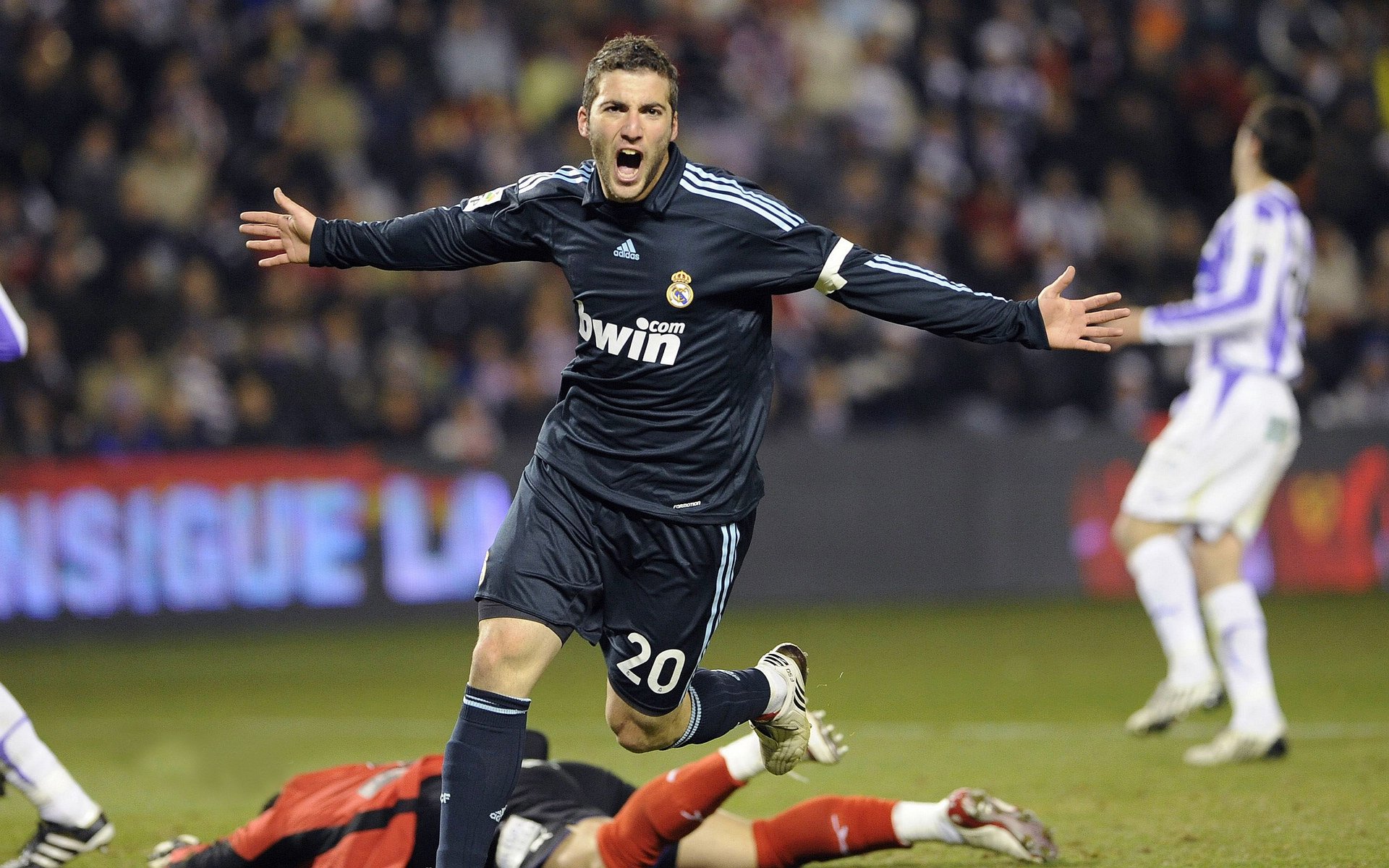 “马丁·高尔西的表现震撼橄榄球界，未来成就不凡”